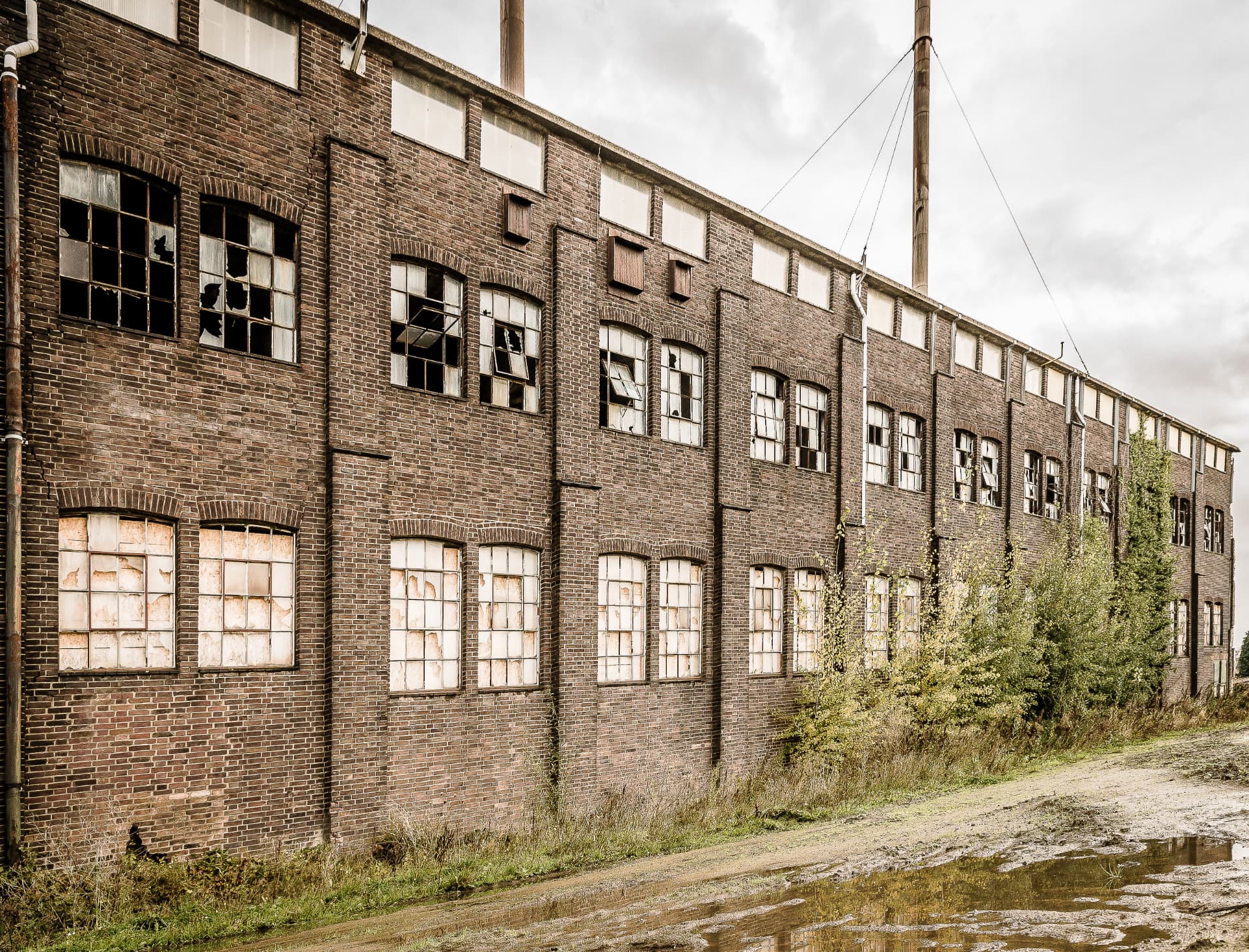 Leegstaand fabriekspand met gebroken ramen, zinnebeeld van een failliet verklaarde werkgever