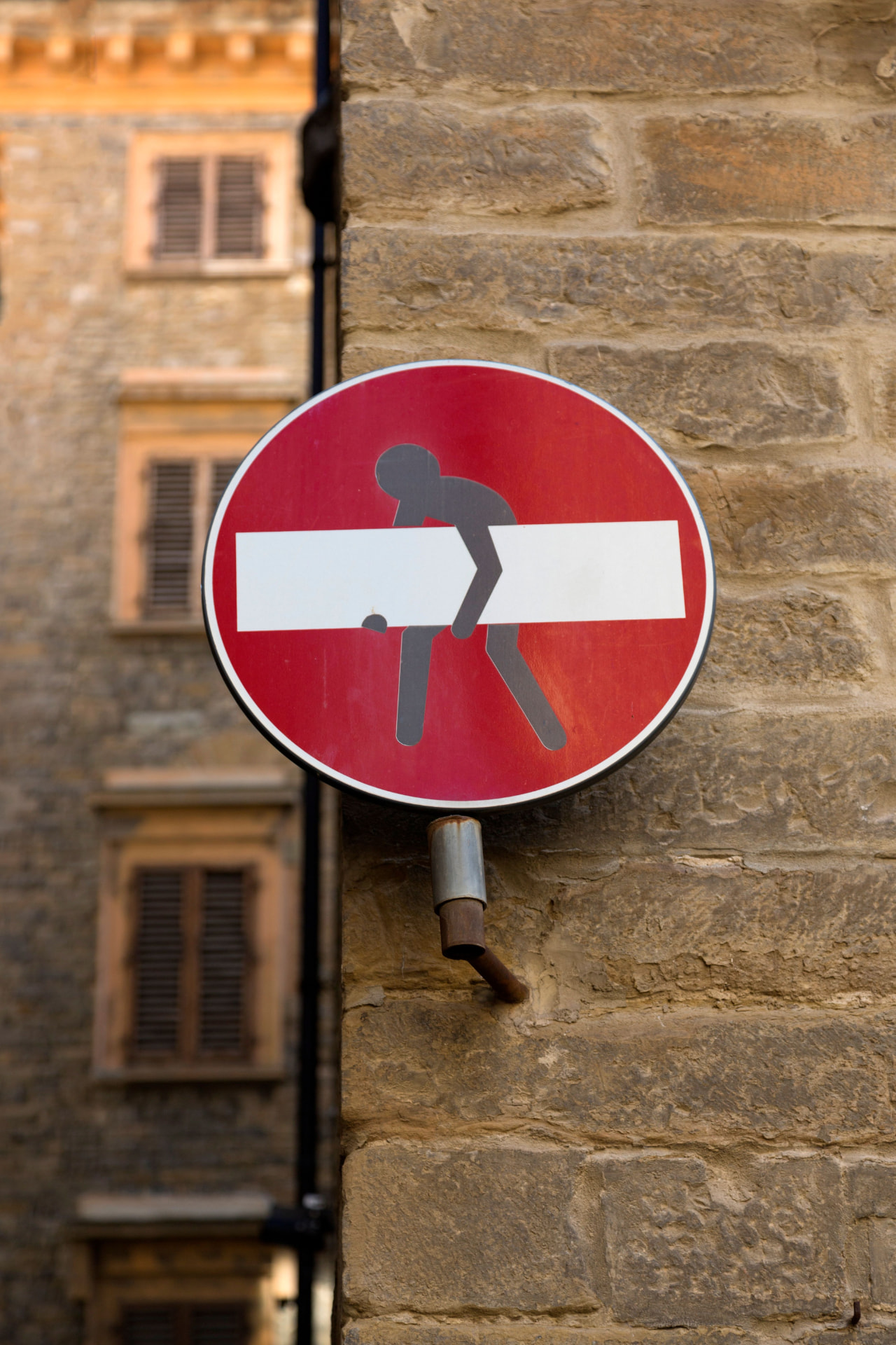 Verkeersbord met figuur die eronderdoor duikt, symbool voor een werkverbod bij schorsing of non-actiefstelling
