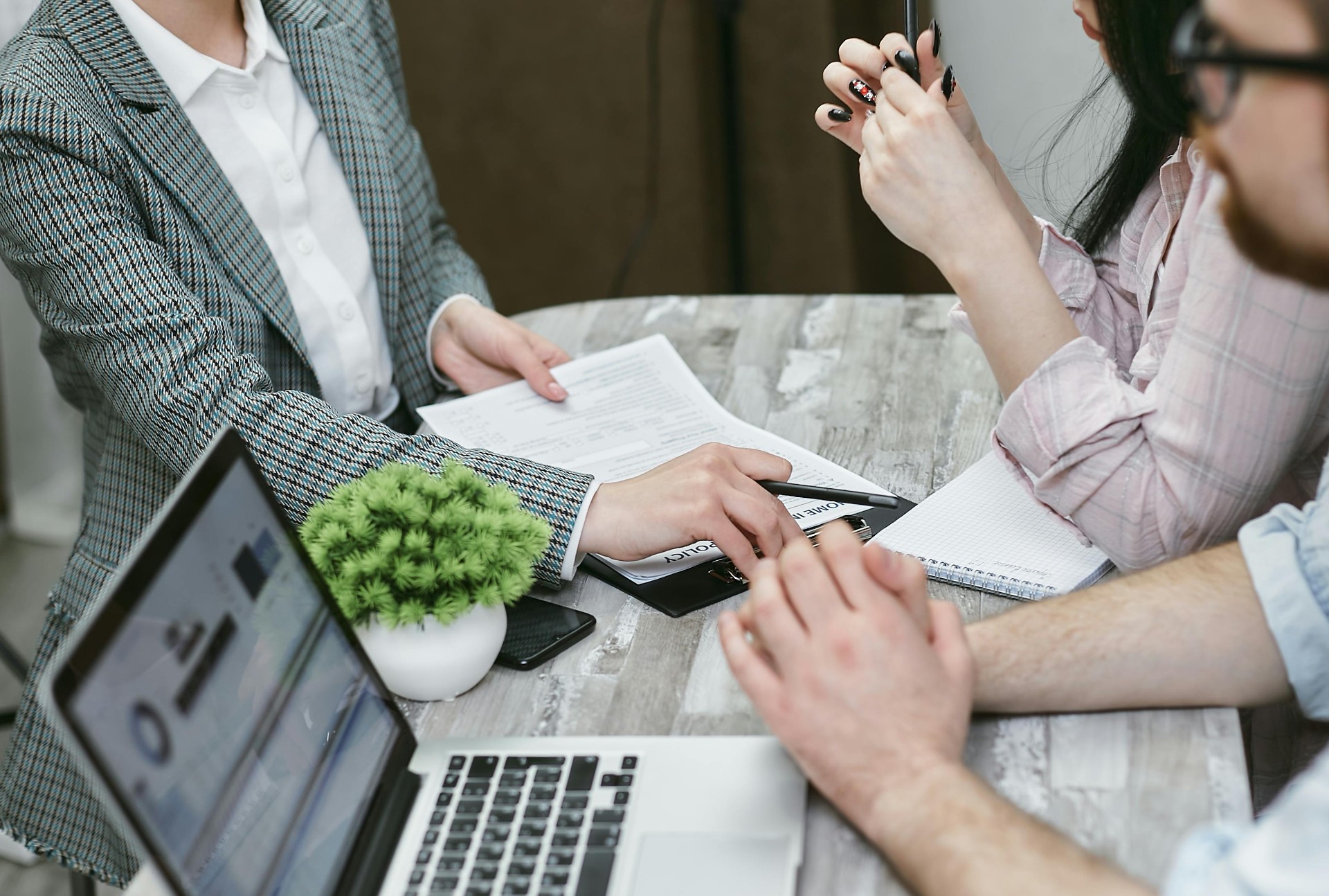 Overleg tussen werkgever en werknemer over arbeidsconflict