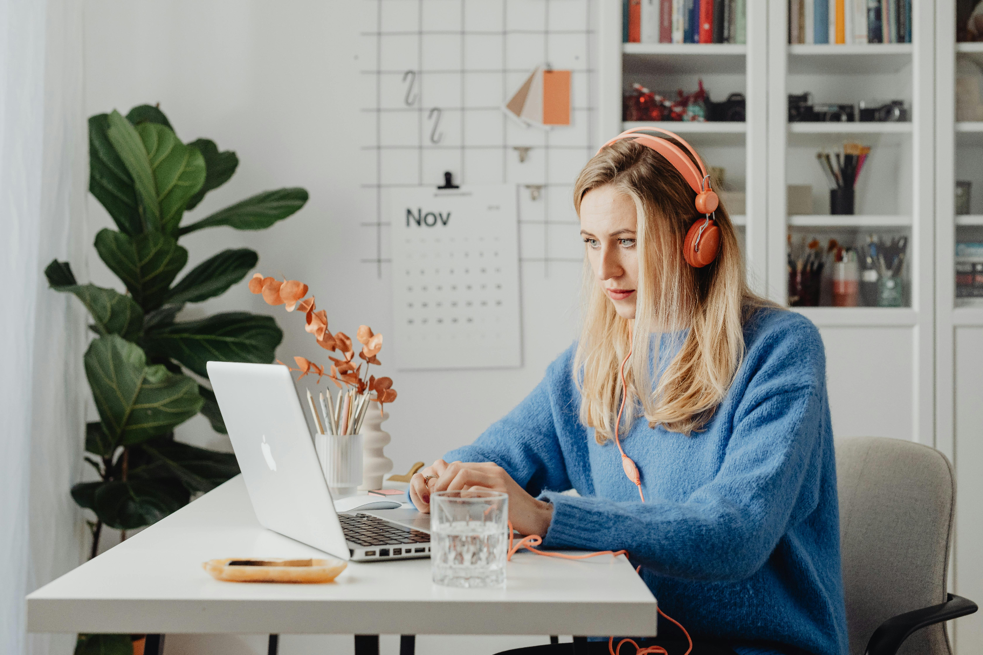Vrouw achter laptop die zich voorbereidt op VSO onderhandeling