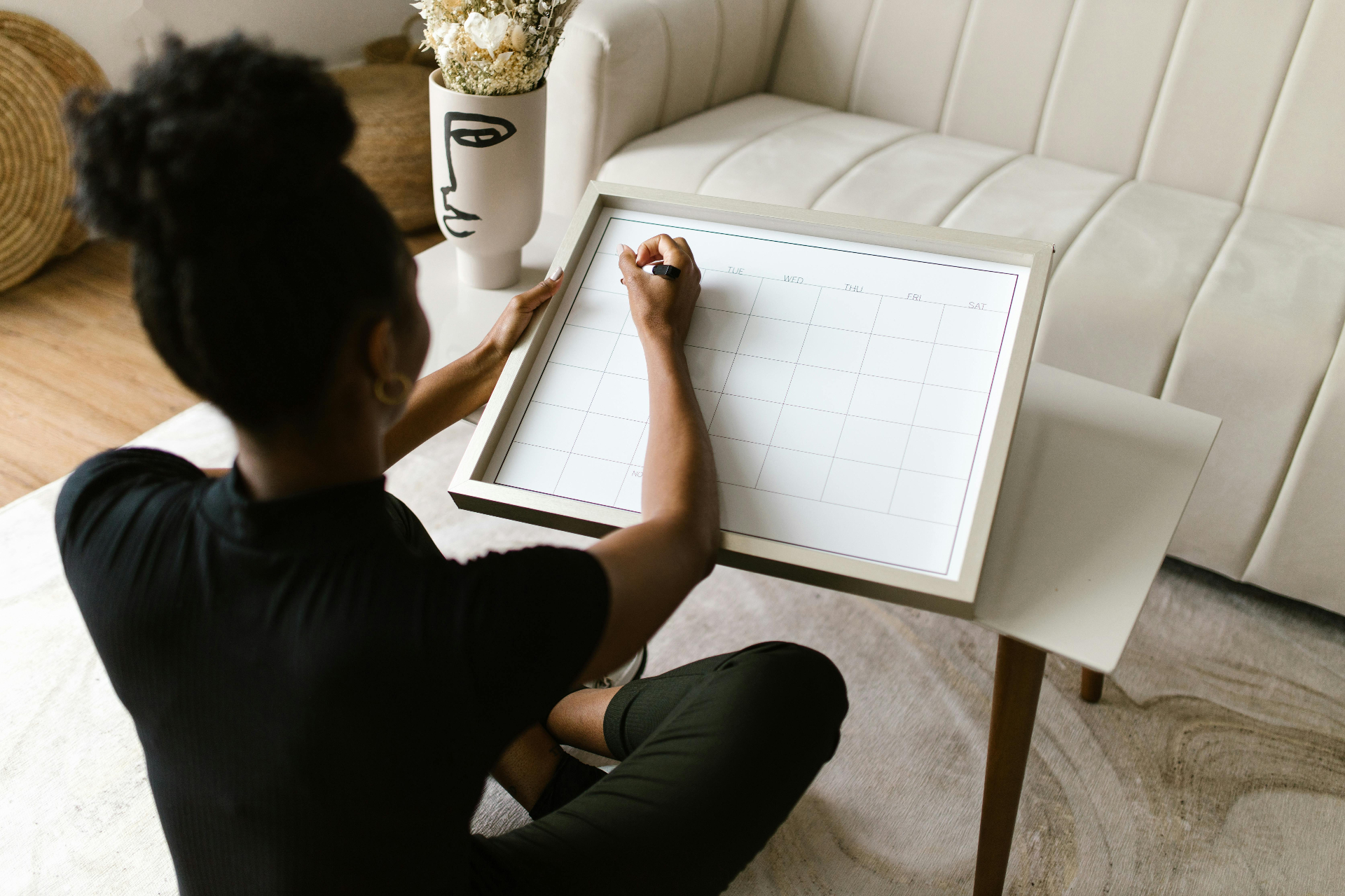 Vrouw plant haar volgende stap op een kalender - ontslag tijdens de proeftijd en je rechten