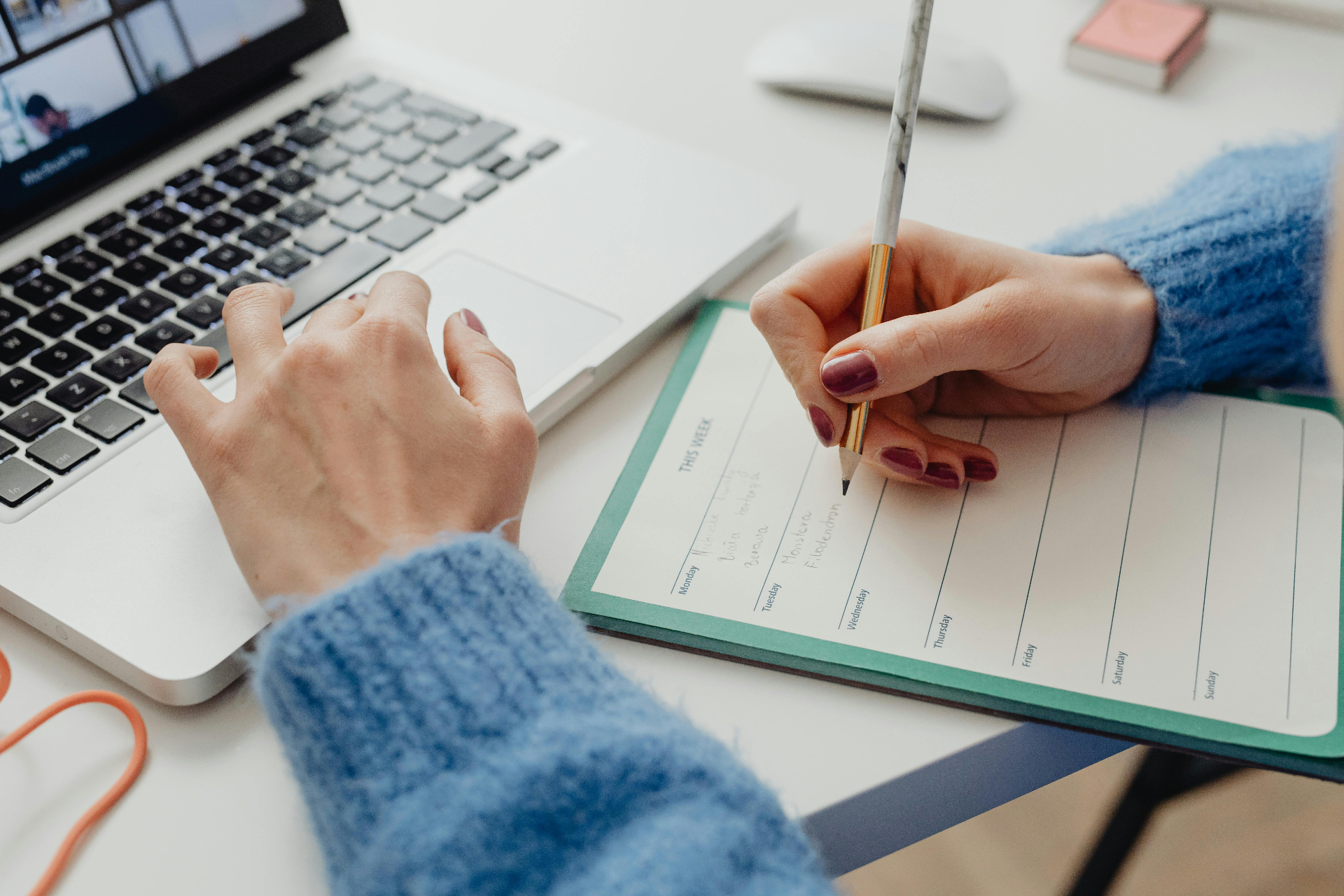 Vrouw die stappen noteert in weekplanner - VSO stappenplan