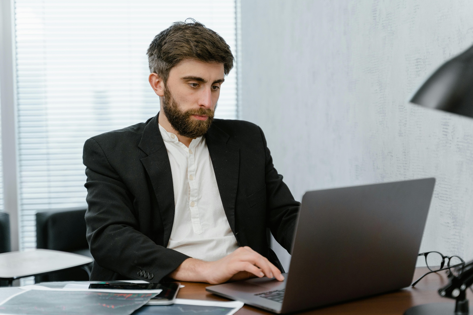 Professional achter laptop die vaststellingsovereenkomst bestudeert